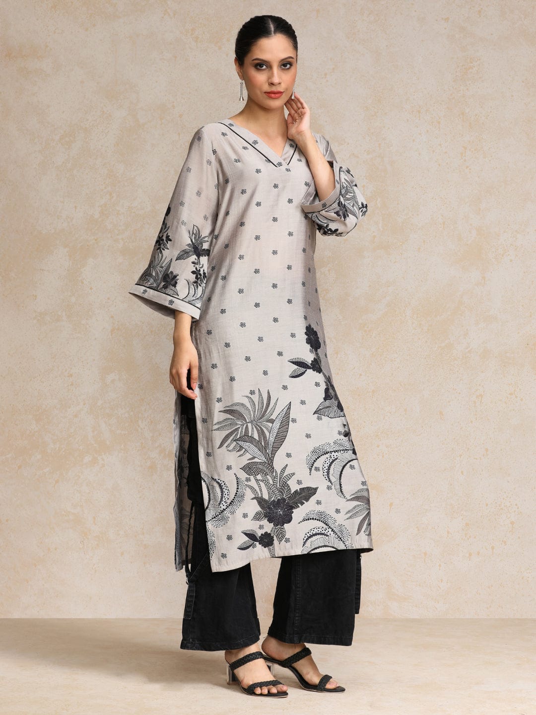 Women's Bold Placement Floral Printed V Neck Kurta