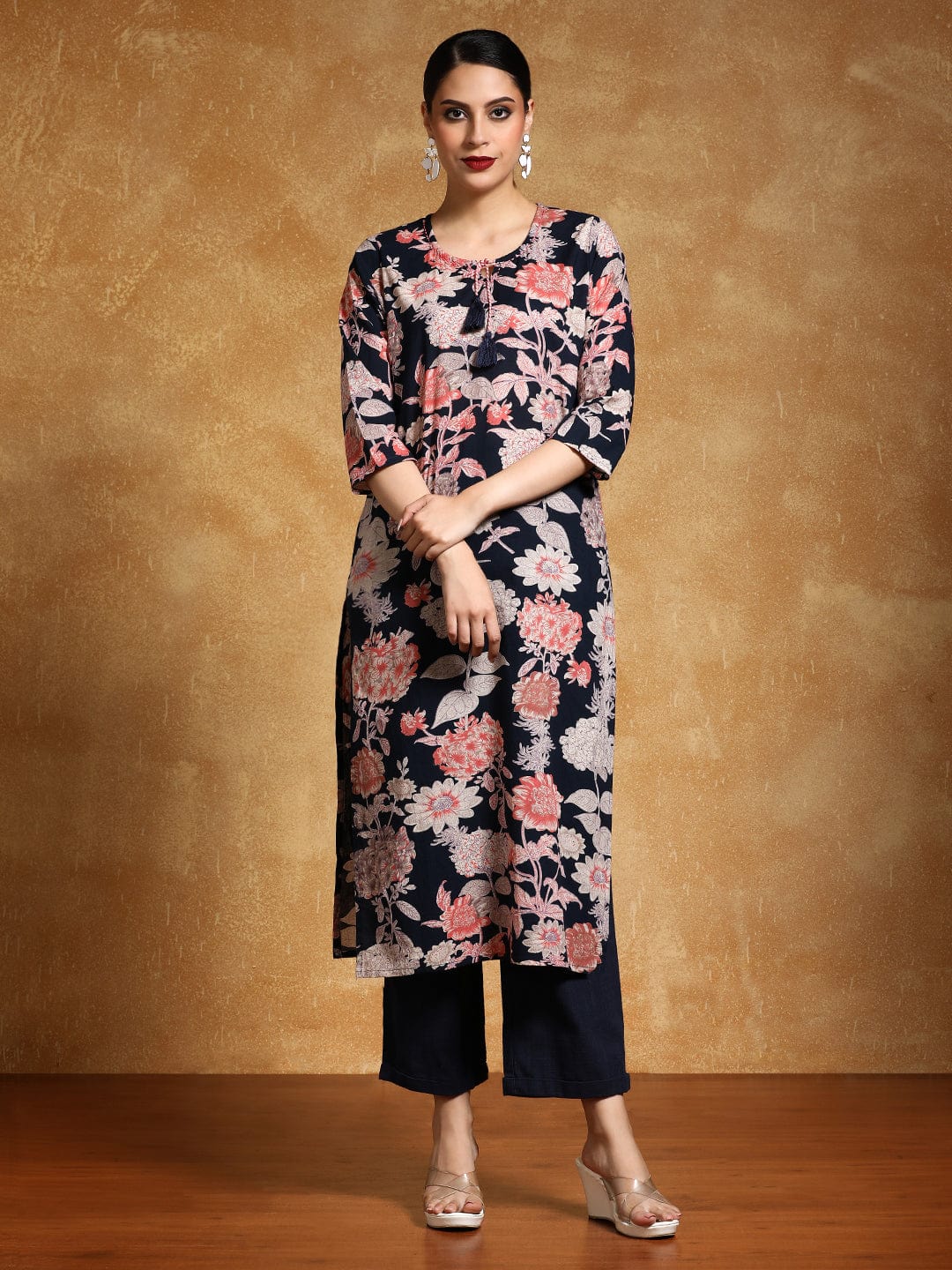 Women's Bold Floral Printed Straight Kurta
