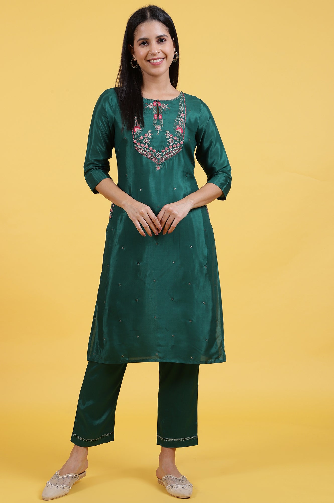 Women's Solid Thread Embroidered Woven Straight Kurta