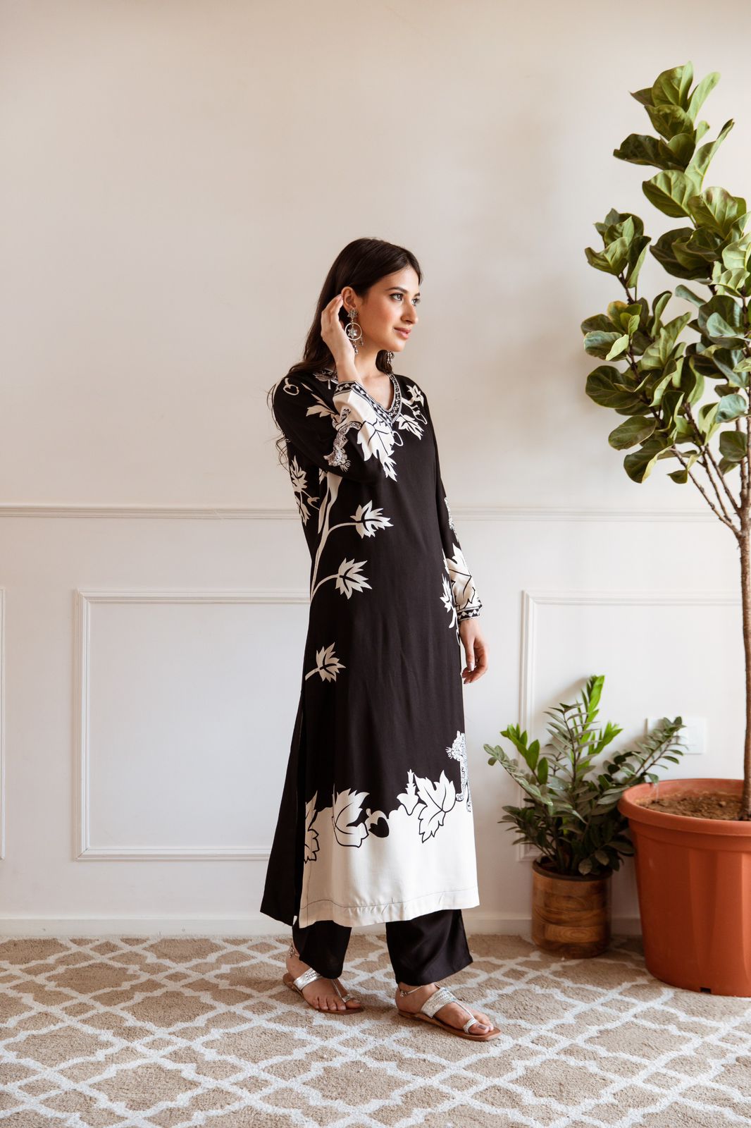 Women's Black Fusion Regular Fit Printed Full Sleeves Kurtas Sets