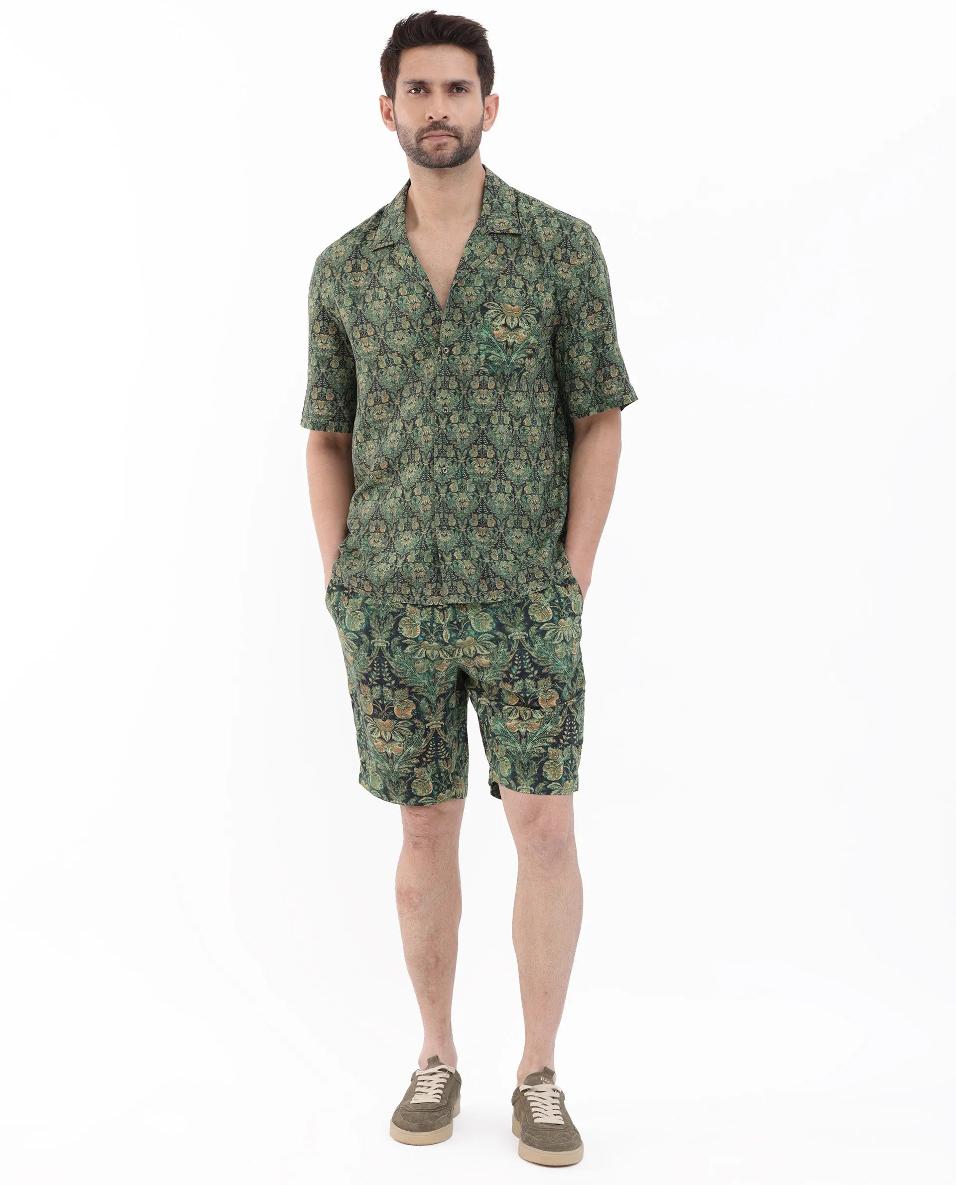 Men's Green Casual Regular Fit Printed Half Sleeves Shirt