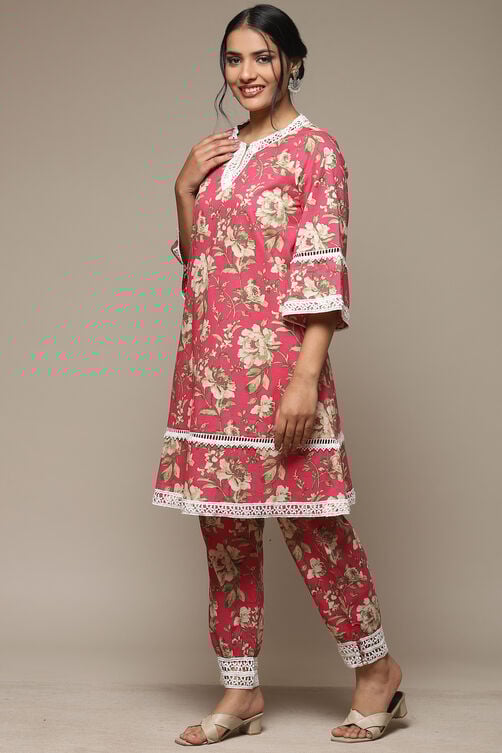 Women's Pink Festive Three Quarter Sleeves Kurta Sets